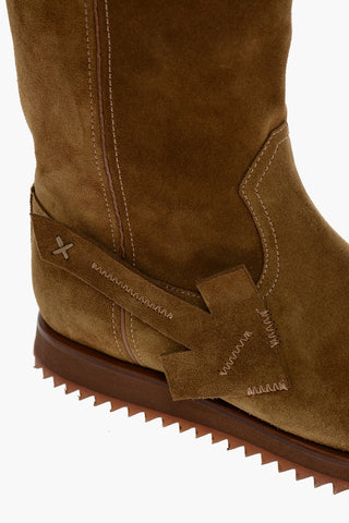 Stiefel ARROW aus Veloursleder mit Anstecknadel-Applikation