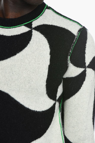 Pullover in Lana con Motivo Geometrico e Cuciture a Vista