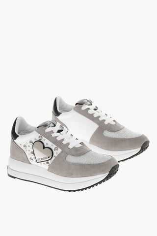 LOVE Sneakers Basse in Suede con Abbellimento Borchie e Cuore Specchio