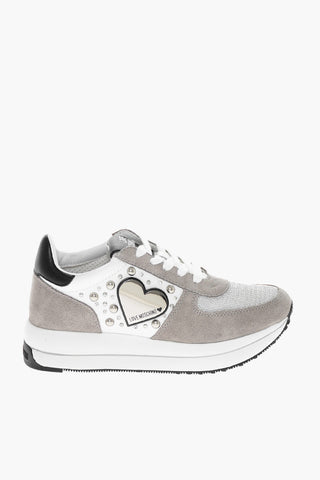 LOVE Sneakers Basse in Suede con Abbellimento Borchie e Cuore Specchio