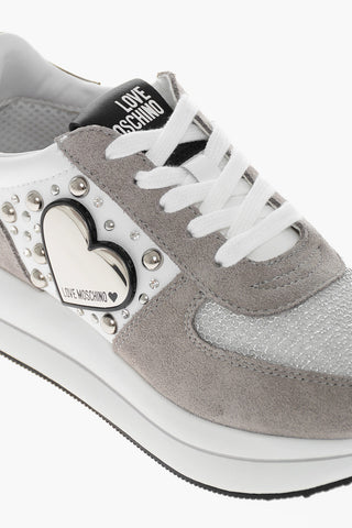 LOVE Sneakers Basse in Suede con Abbellimento Borchie e Cuore Specchio
