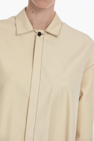 Camicia con Cuciture a Contrasto e Abbottonatura Nascosta