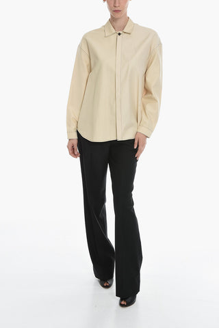 Camicia con Cuciture a Contrasto e Abbottonatura Nascosta