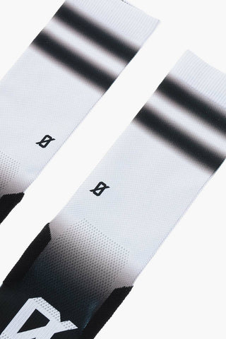 흐린 디테일이 있는 긴 양말 STRIPES