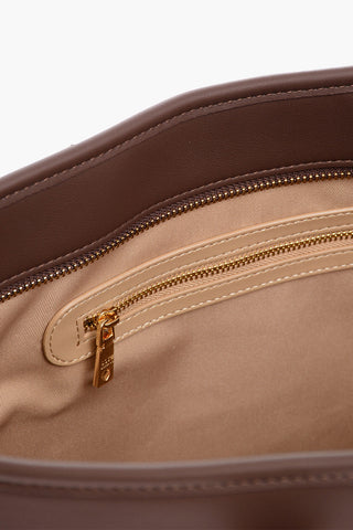 LOVE Tote Bag aus Eco-Leder mit großem, geprägtem goldfarbenen Logo