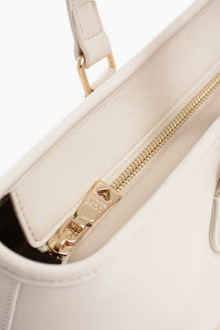 LOVE Tote Bag aus Eco-Leder mit großem, geprägtem goldfarbenen Logo