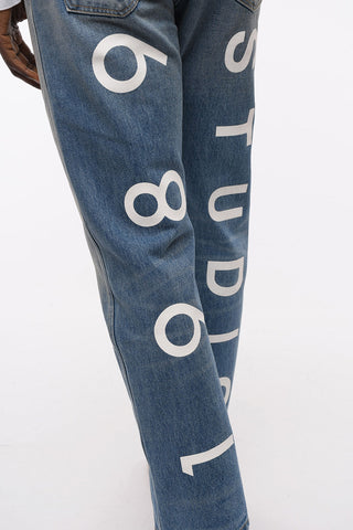 Jeans 702 Regular Fit con Stampa Studio sul Retro 21cm