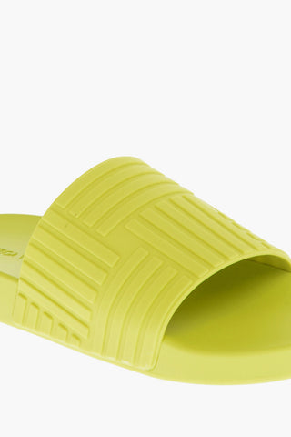 Ergonomic-rubber SLIDER Slides in Geometric Motif