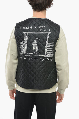 Gilet Trapuntato con Ricamo a Contrasto sul Retro