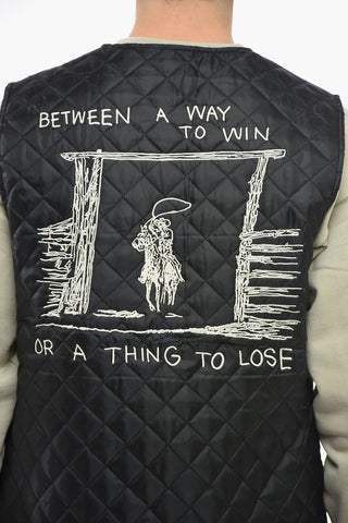 Gilet Trapuntato con Ricamo a Contrasto sul Retro