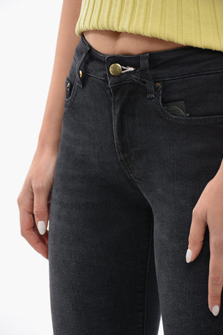 Jeans Skinny Fit in Lavaggio Scuro con Orlo Sfrangiato 13cm