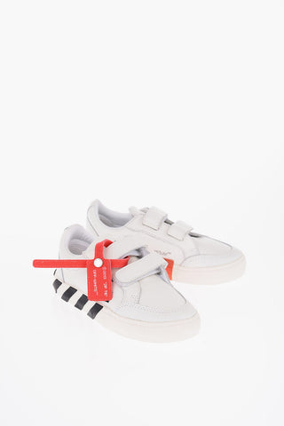 가죽 로우 스니커즈 VULCANIZED 벨크로 클로저 및 대비 디테일