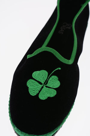 Furlane aus Samt mit kontrastierendem Rand und Kleeblatt-Stickerei