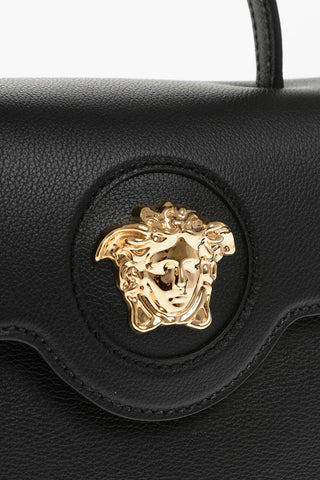 Borsa Top Handle in Pelle Martellata con Chiusura Medusa