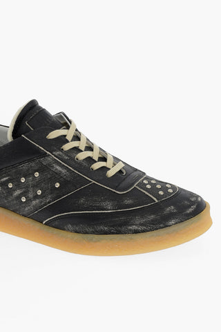 Sneakers Basse in Pelle Effetto Cracke con Borchie