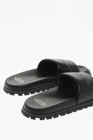 Slides aus Leder mit Ton-in-Ton-Logo