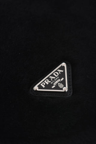 Mini Bag a Triangolo in Pelliccia con Logo a Contrasto