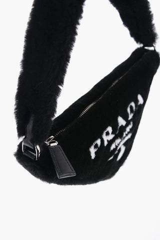 Mini Bag a Triangolo in Pelliccia con Logo a Contrasto