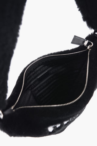 Mini Bag a Triangolo in Pelliccia con Logo a Contrasto
