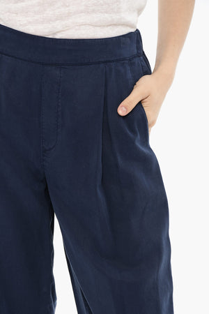 Ausgestellte Hose mit einer Bundfalte
