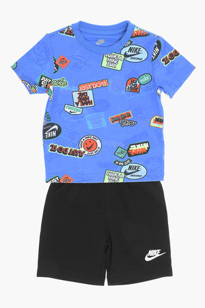 Set aus bedrucktem T-Shirt und Shorts