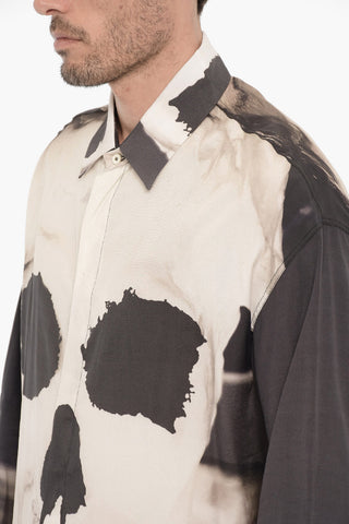 Camicia con Teschio Stampato e Abbottonatura Nascosta