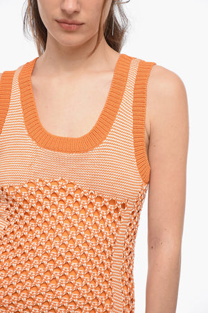 Maxikleid aus Häkelarbeit mit Seitenschlitz