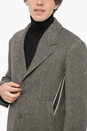 헤링본 패턴의 버진 울 코트
