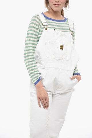 Denim-Latzhose mit Logoknöpfen in Gold