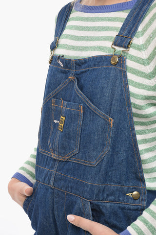 Denim-Latzhose mit Logoknöpfen in Gold