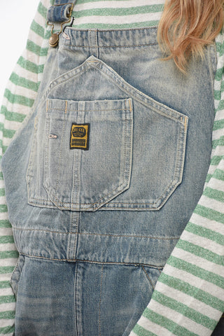 Denim-Latzhose mit Logoknöpfen in Gold