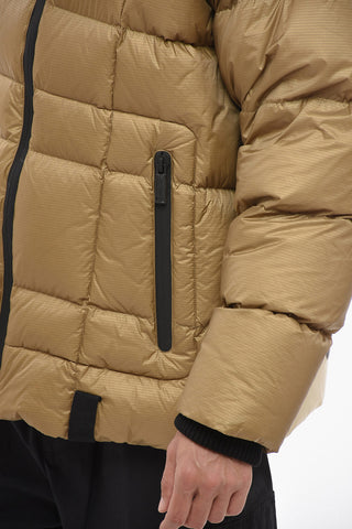 Steppjacke mit Logo-Print und Reißverschlusstaschen