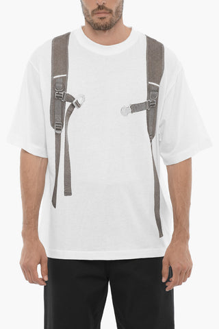 Rundhals-T-Shirt Mit Rucksack-Print