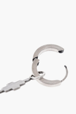 Orecchini in Effetto Argentato con Pendente cross