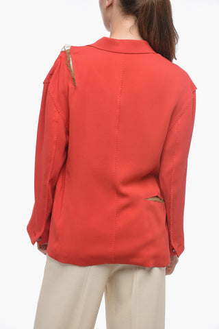 장식 마감과 컷아웃 디테일의 블레이저