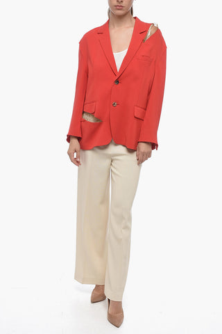 장식 마감과 컷아웃 디테일의 블레이저