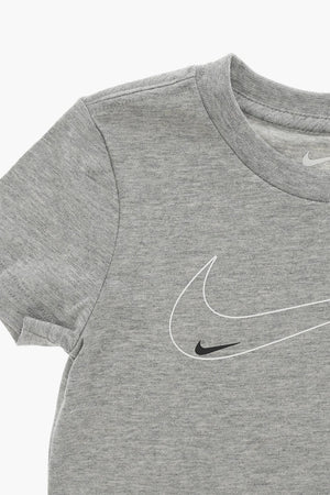 Set T-Shirt und Dri-Fit-Shorts mit aufgedrucktem Logo