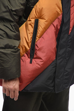 Stehkragen-Daunenjacke mit verdeckter Knopfleiste