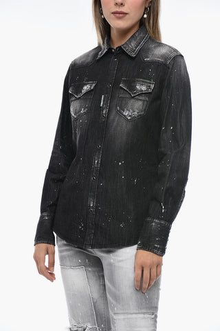 Camicia in Denim Distressed con Motivo Schizzi di Vernice
