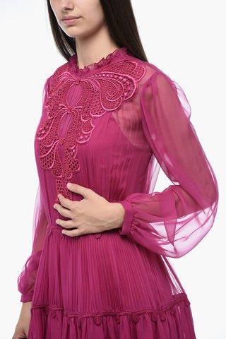 Plissiertes Kleid aus Seide mit Ton-in-Ton-Stickerei