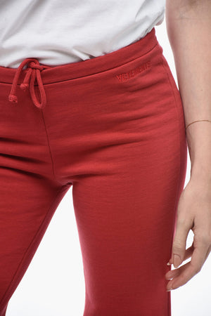 Joggers Svasati con Orlo a Taglio Vivo