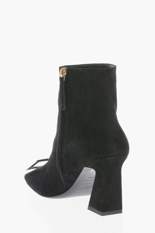 Stivaletti In Suede Con Fibbia Statement Tacco 8 cm