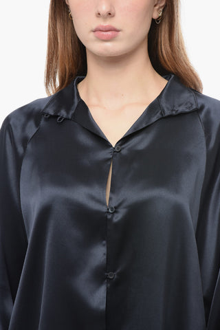 Seidenbluse mit Koreanischem Kragen und Knopfleisten-Detail