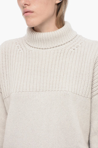 Maglia a Collo Alto Asimmetrica