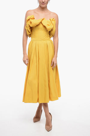 Ausgestelltes Kleid mit Korsett und Puffärmeln