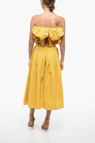 Ausgestelltes Kleid mit Korsett und Puffärmeln