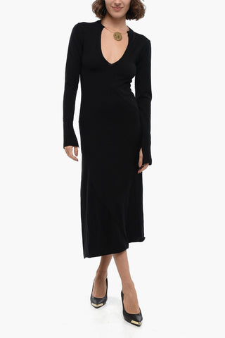 Langes Strickkleid mit Collier-Detail