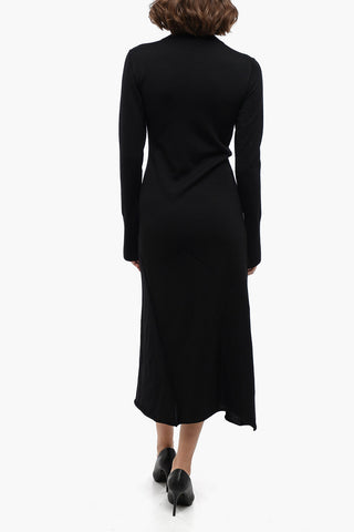 Langes Strickkleid mit Collier-Detail