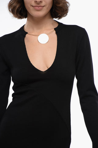 Langes Strickkleid mit Collier-Detail