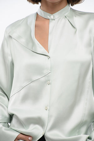Satin-Hemd FLUID mit asymmetrischem koreanischem Kragen